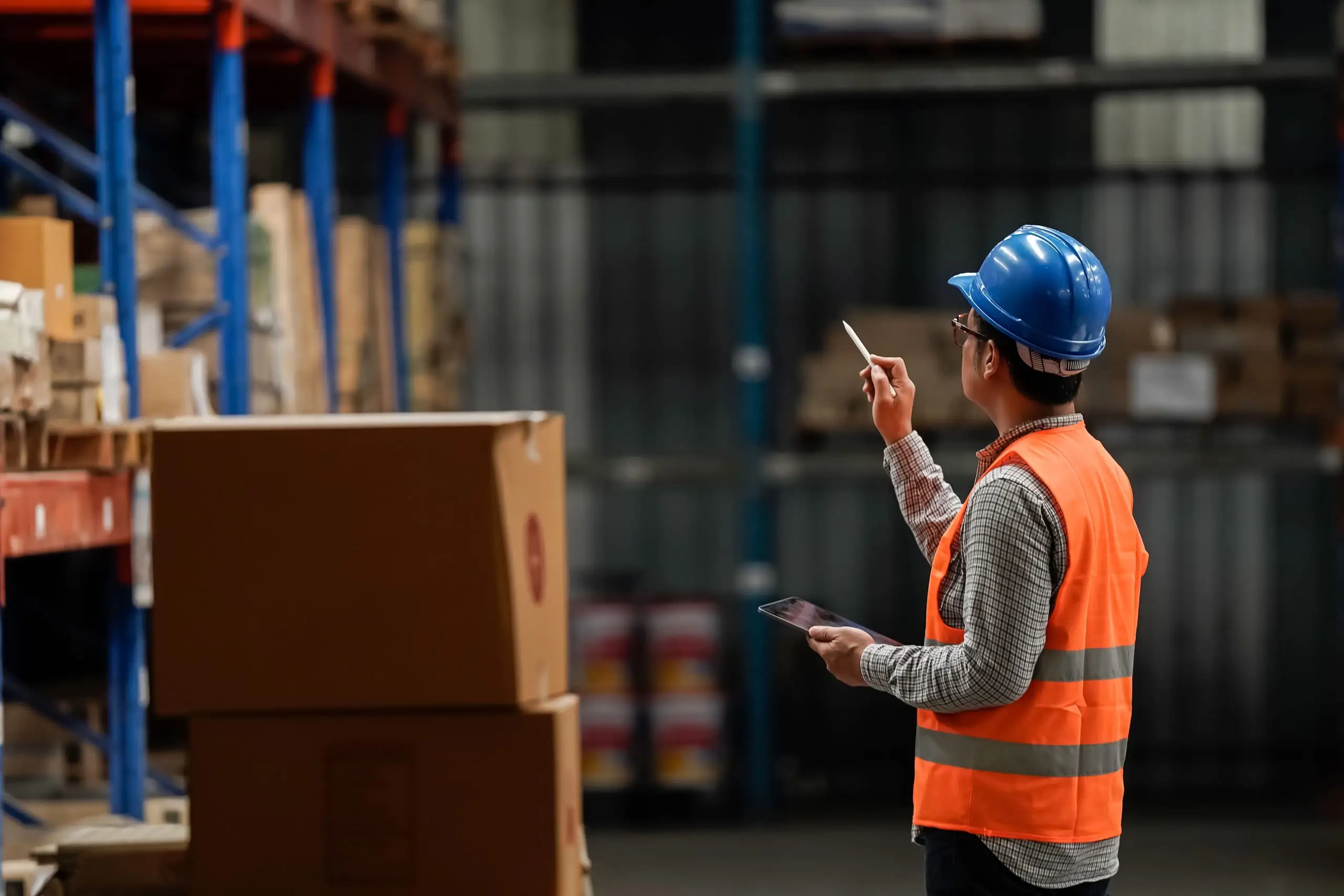 Operadora revisando inventario con una tablet entre los racks